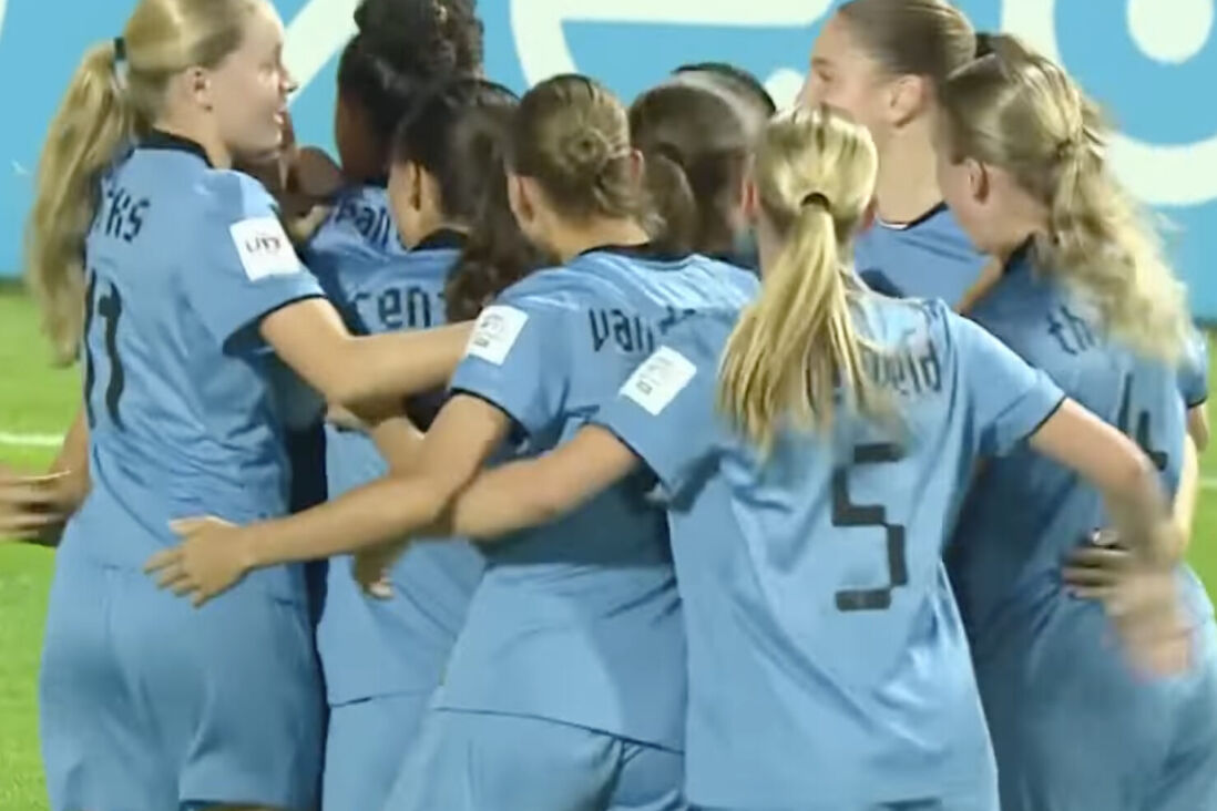 Oranje O17 juicht na een goal op het WK