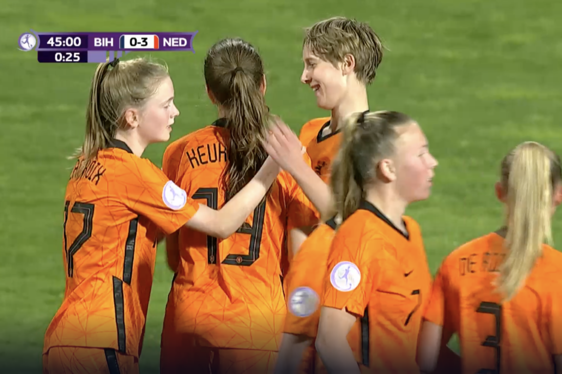 Oranje O17 juicht na een goal tegen Bosnië en Herzegovina