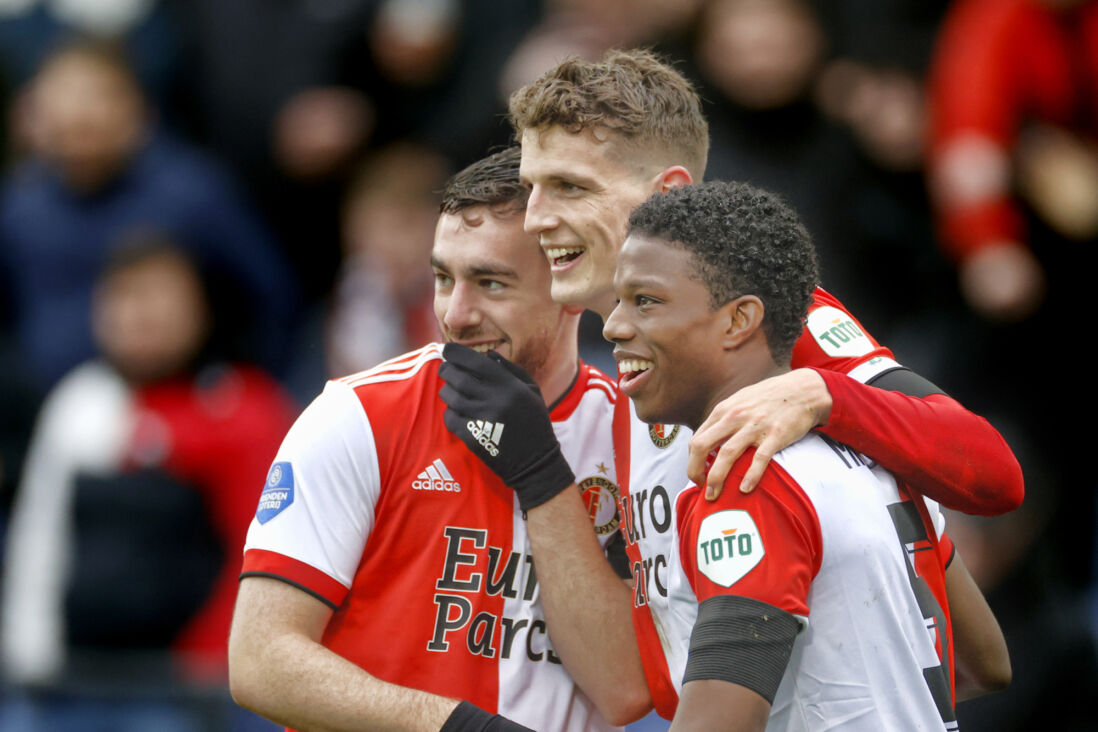 Orkun Kokcu, Guus Til en Tyrell Malacia vieren een doelpunt