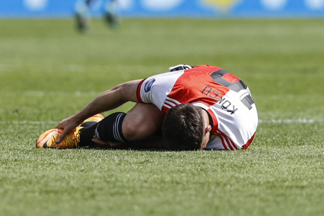 Orkun Kokcu ligt geblesseerd op het veld