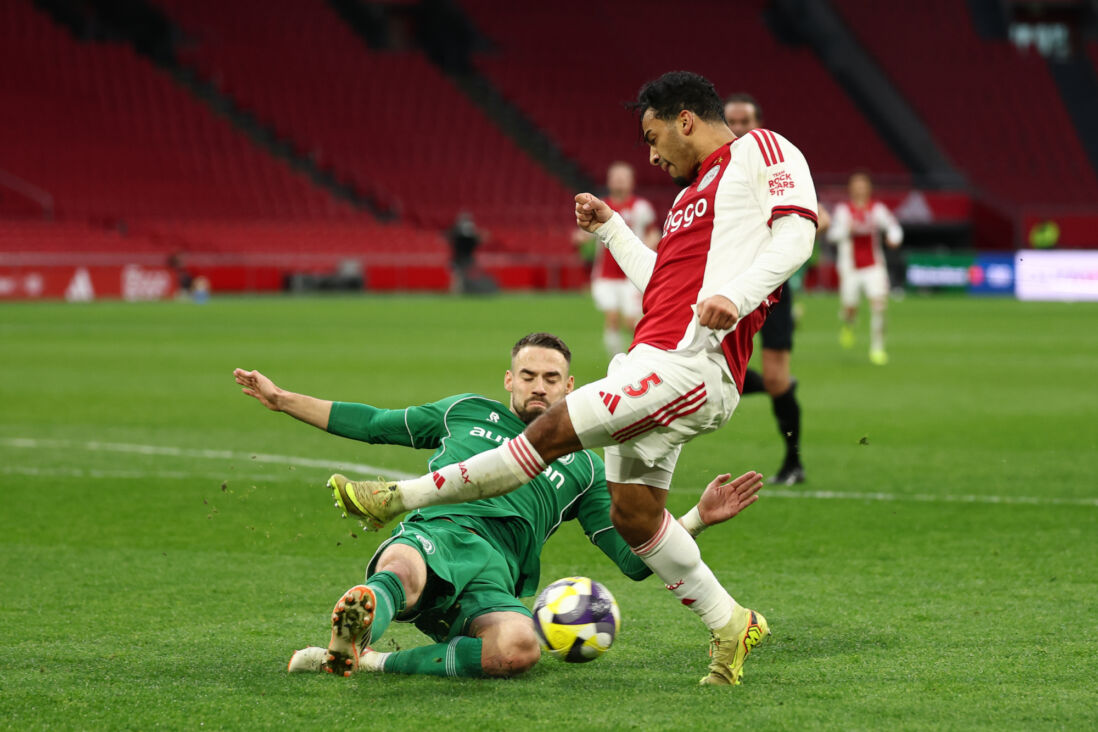 Owen Wijndal in duel met Marco Rente