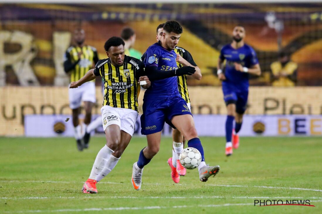 Loïs Openda in actie tegen VVV Venlo