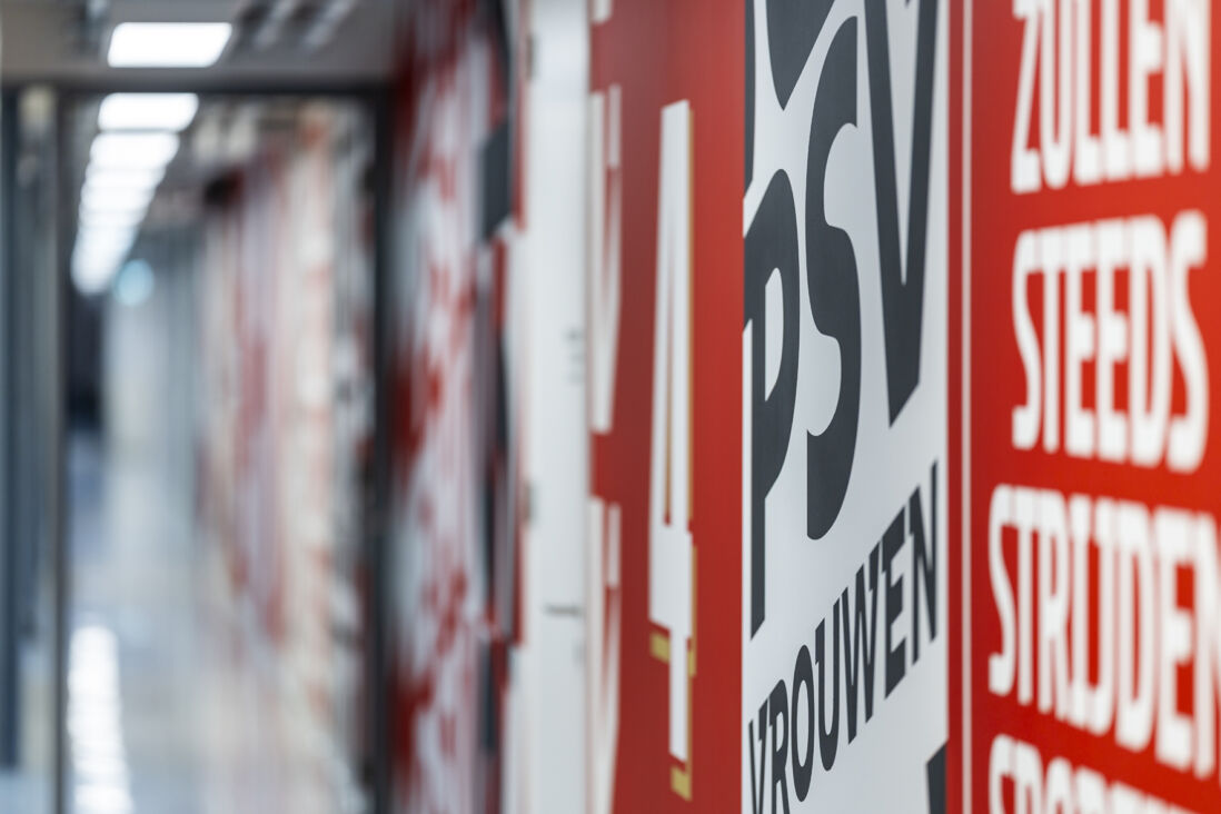 De vleugel van PSV Vrouwen in het TenCate Stadion De Herdgang