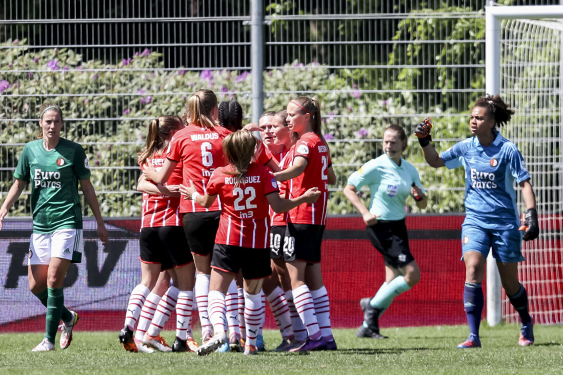 PSV juicht na een goal tegen Feyenoord