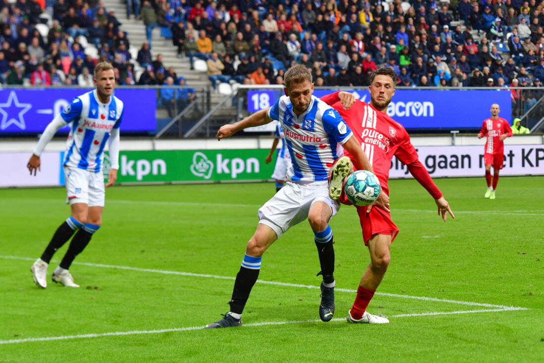 Pawel Bochniewicz in duel met Ricky van Wolfswinkel