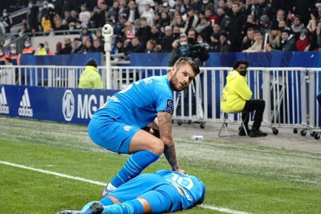 Payet ligt met pijn op de grond nadat hij een flesje tegen zijn hoofd heeft gekregen