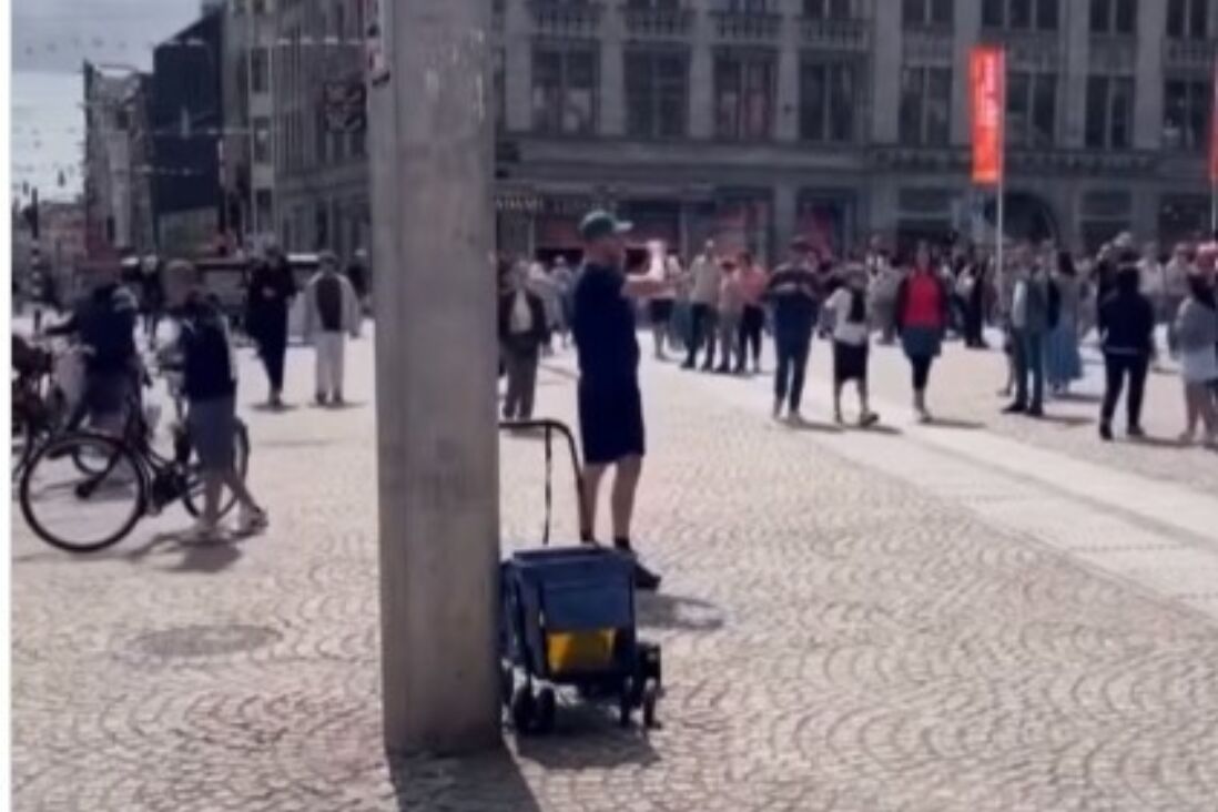 Raymond zingt Feyenoordlied op de Dam