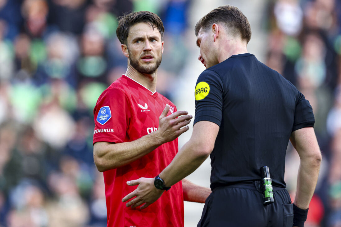 Ricky van Wolfswinkel praat met Joey Kooij