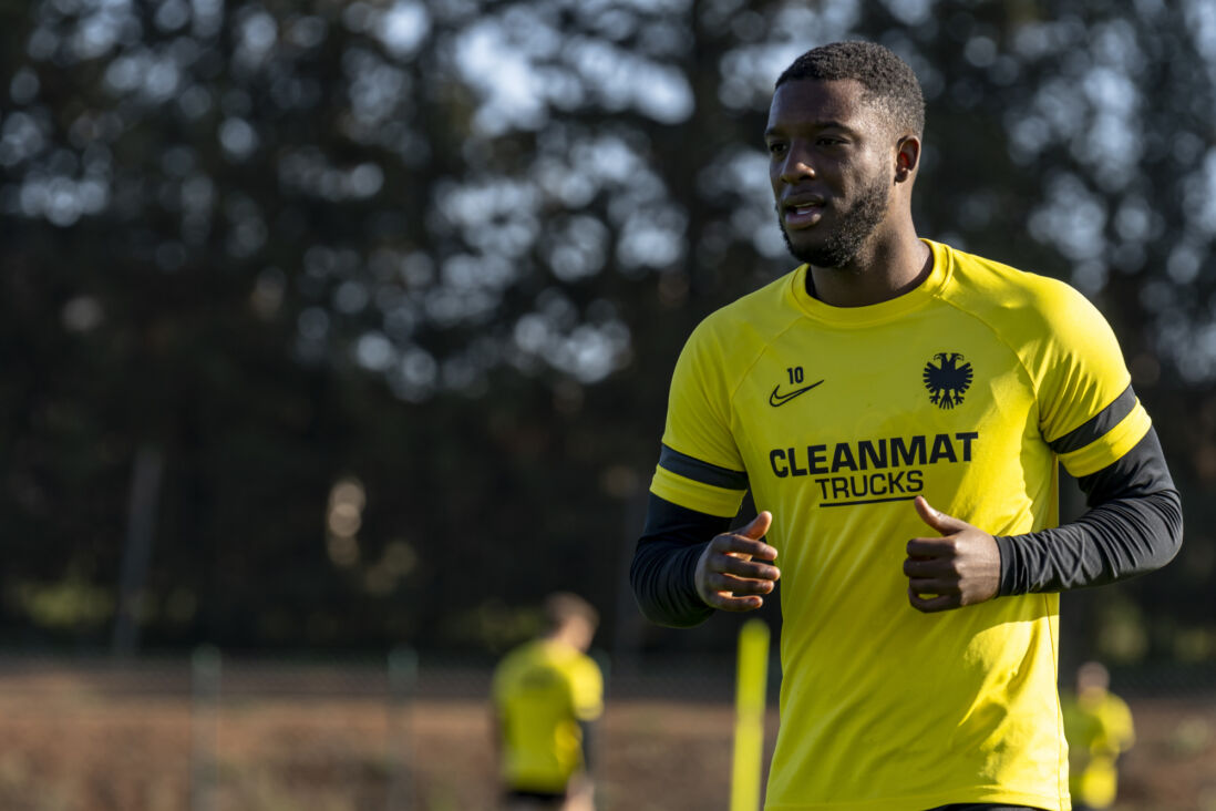 Riechedly Bazoer tijdens trainingskamp Vitesse