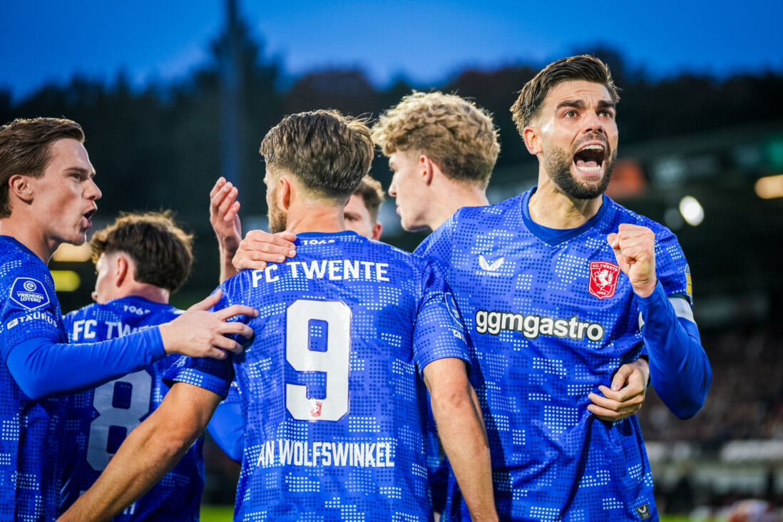 Robin Propper juicht na een goal van FC Twente