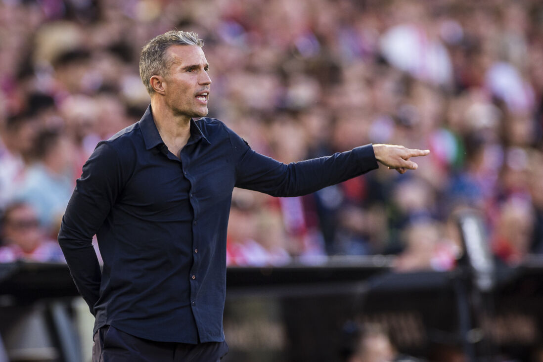 Robin van Persie langs de lijn tegen NAC