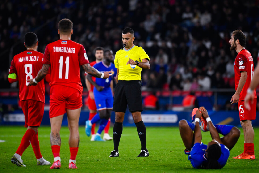 Rohit Saggi bij het duel tussen Frankrijk en Azerbeidjan