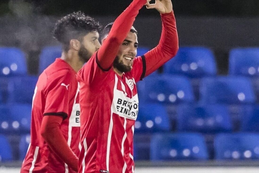 Maximiliano Romero juicht na een goal voor PSV