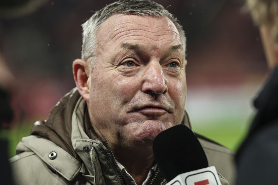 Ron Jans in gesprek met de media