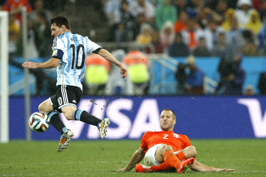 Ron Vlaar met Lionel Messi