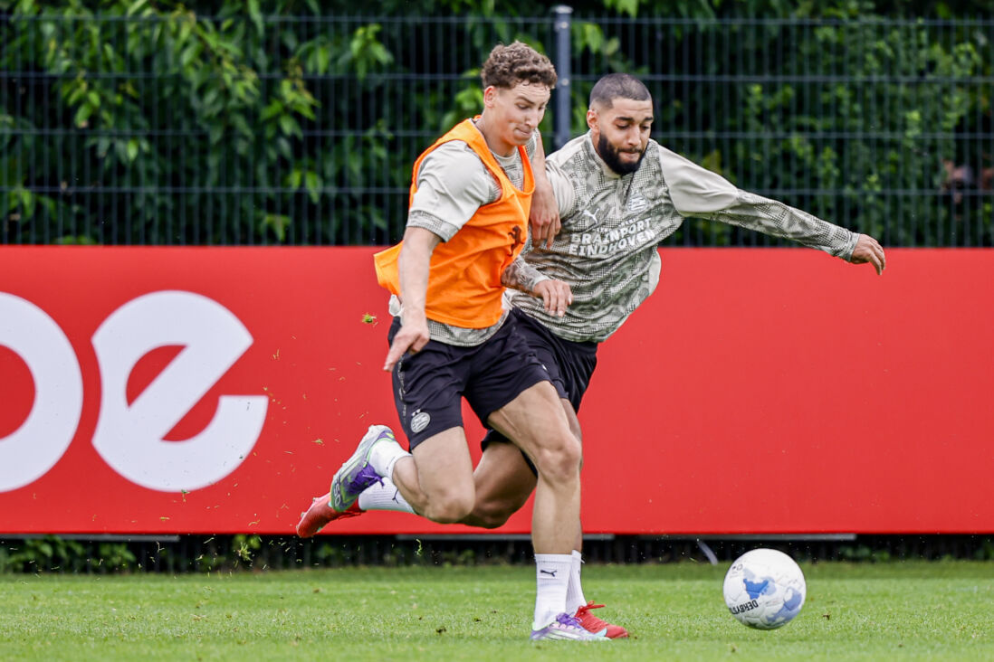 Ruben van Bommel op de training in duel met Ismail Saibari
