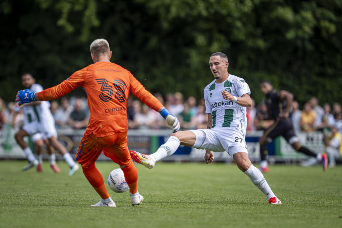 Rui Mendes in actie tegen FC Emmen