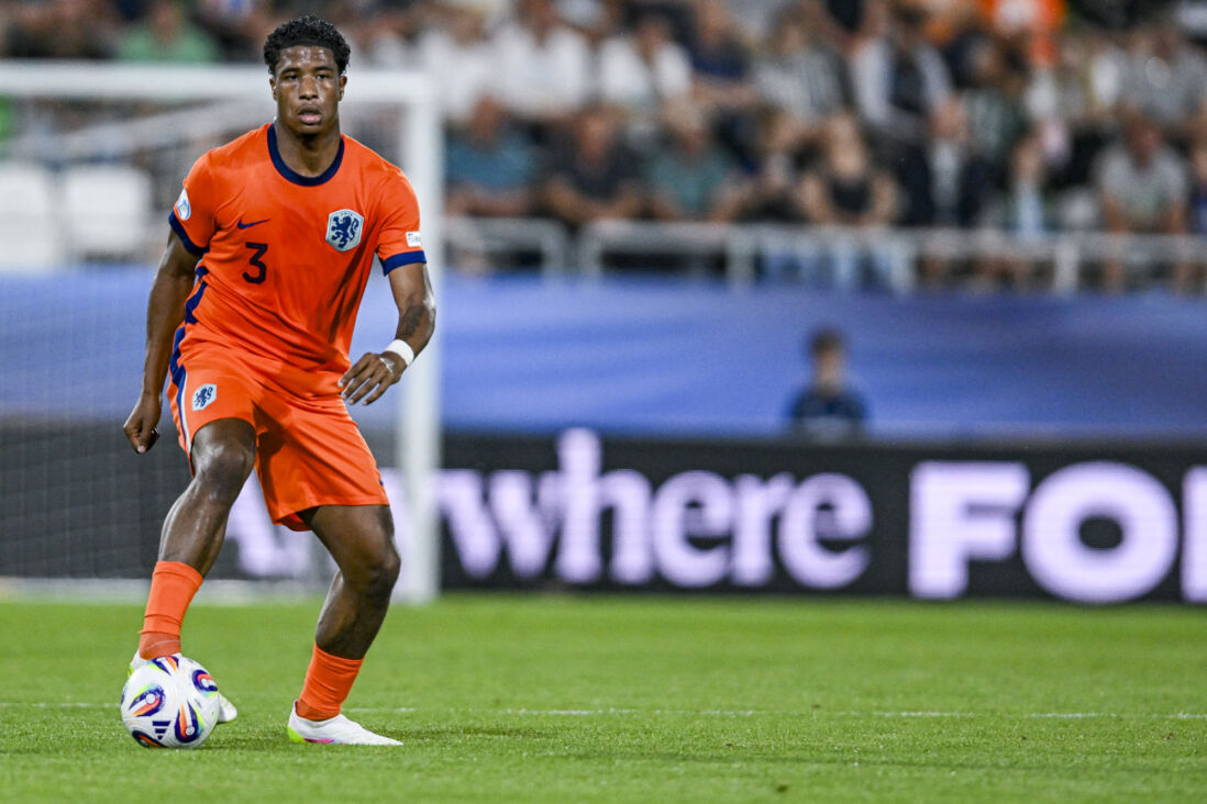 Ryan Flamingo aan de bal tegen Jong Denemarken