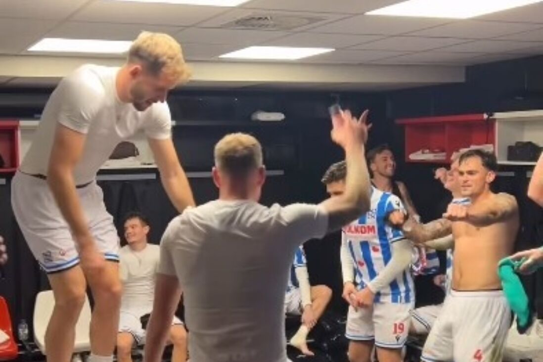 SC Heerenveen spelers vieren feest