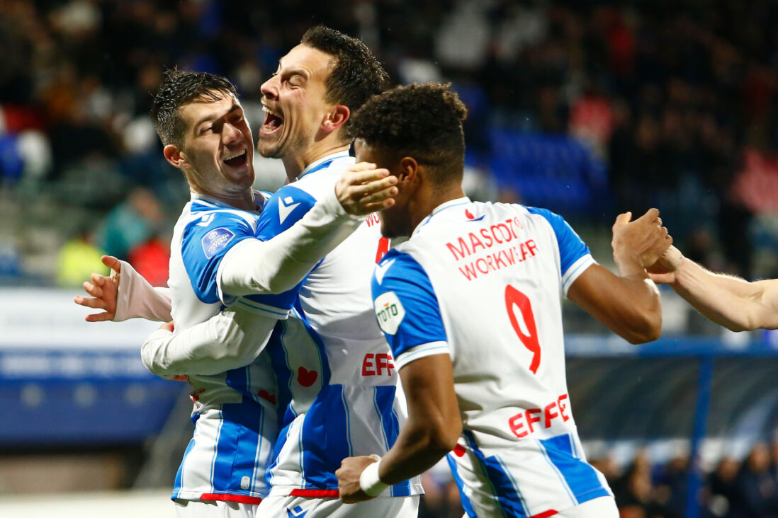 SC Heerenveen viert de treffer van Pelle van Amersfoort