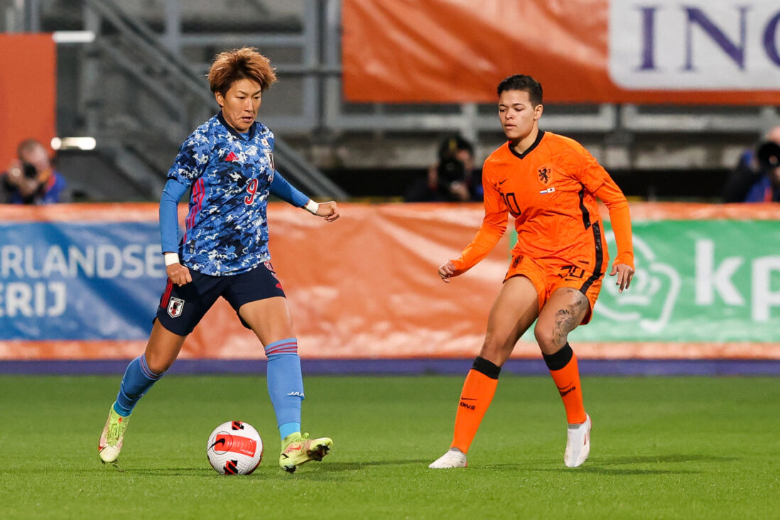 Samantha van Diemen in actie namens de OranjeLeeuwinnen