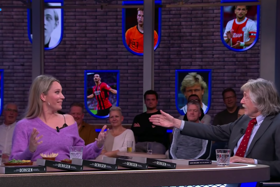 Johan Derksen wijst naar Hélène Hendriks