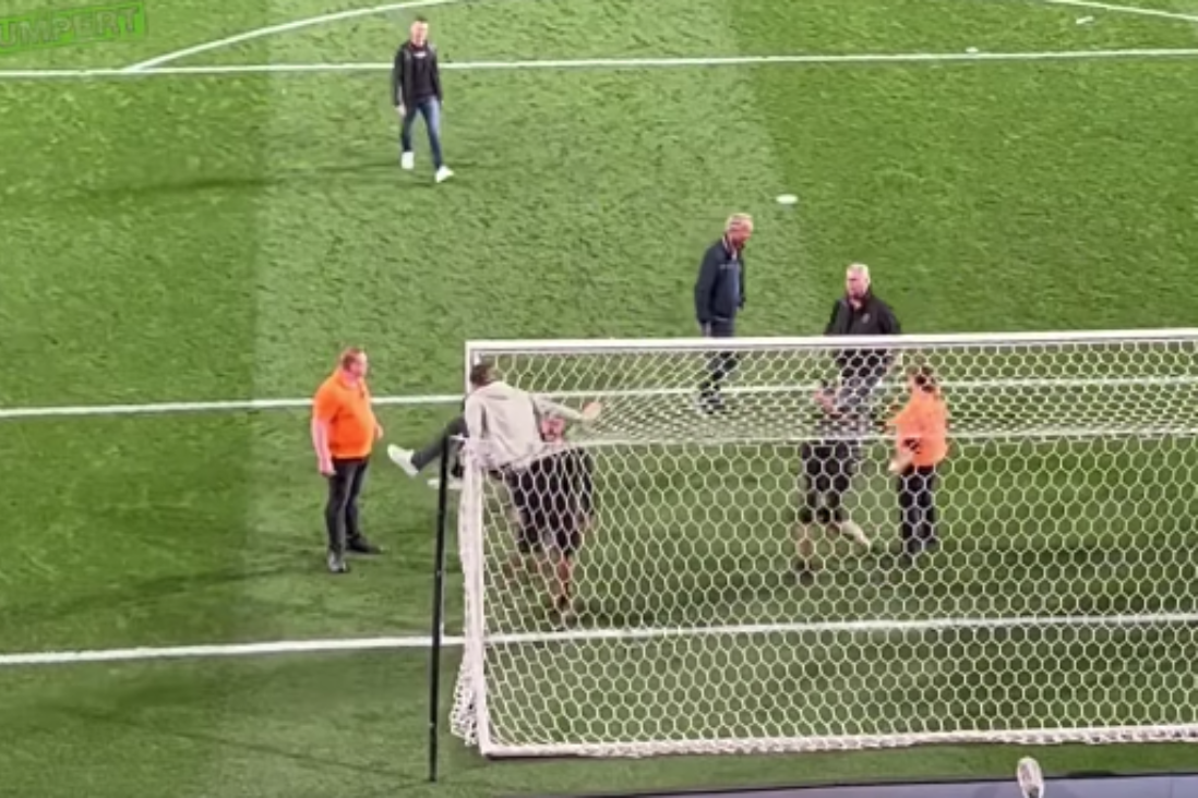 Een FC Twente-fan op het doel