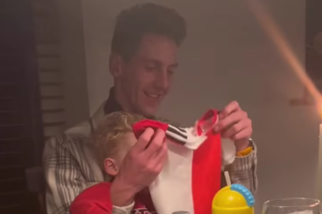 Ajax-fan krijgt een Feyenoord-shirt