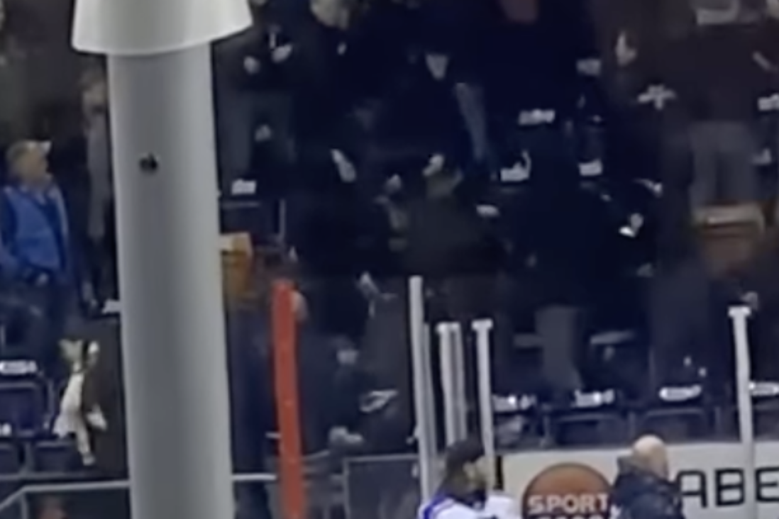 Gemaskerde jongens op de tribune in Thialf