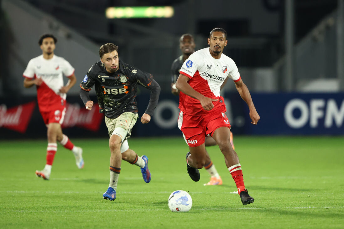 Sebastian Haller met de bal