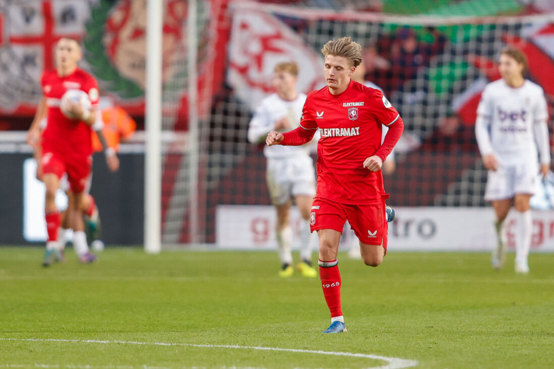 Sem Steijn rent terug na weer een goal