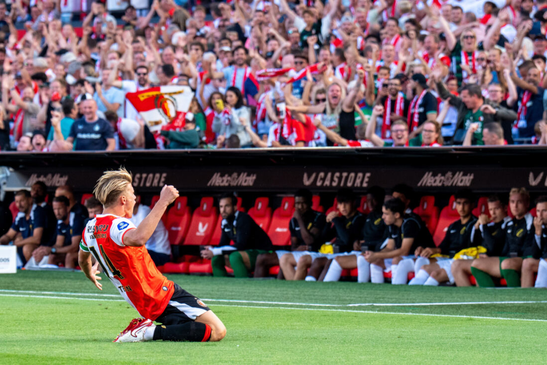 Sem Steijn scoort op heerlijke wijze uit een vrije trap