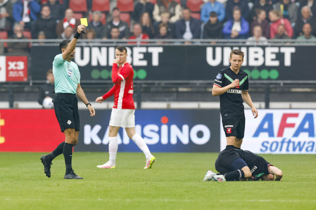 Serdar Gozubuyuk met een gele kaart