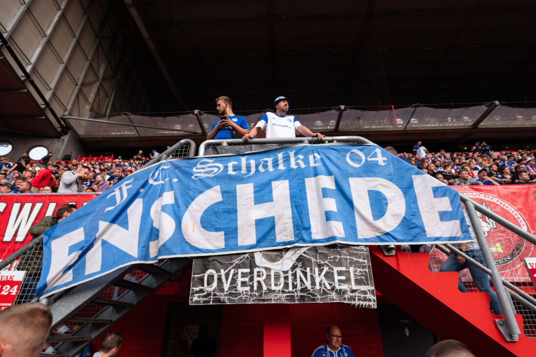 Sfeer in Grolsch Veste tijdens FC Twente - Schalke 04