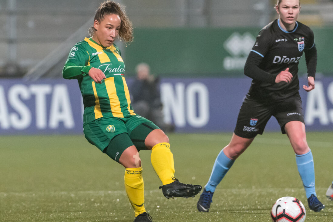 Sharona Tieleman in het shirt van ADO Den Haag