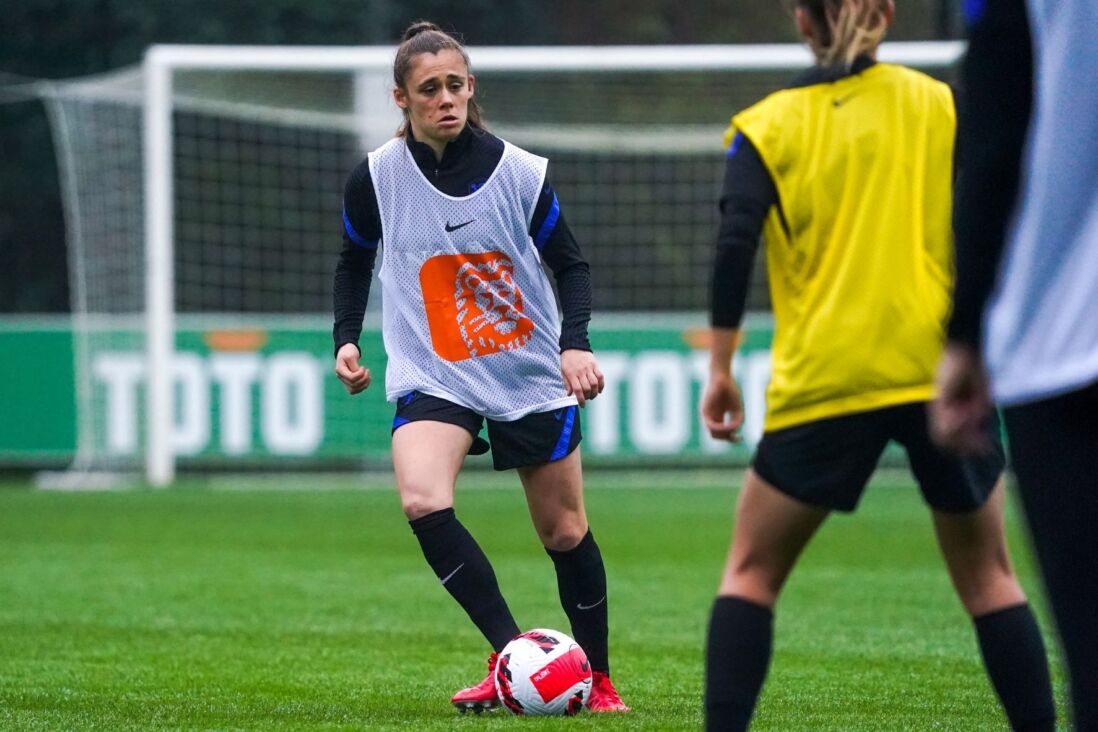 Joëlle Smits tijdens training OranjeLeeuwinnen