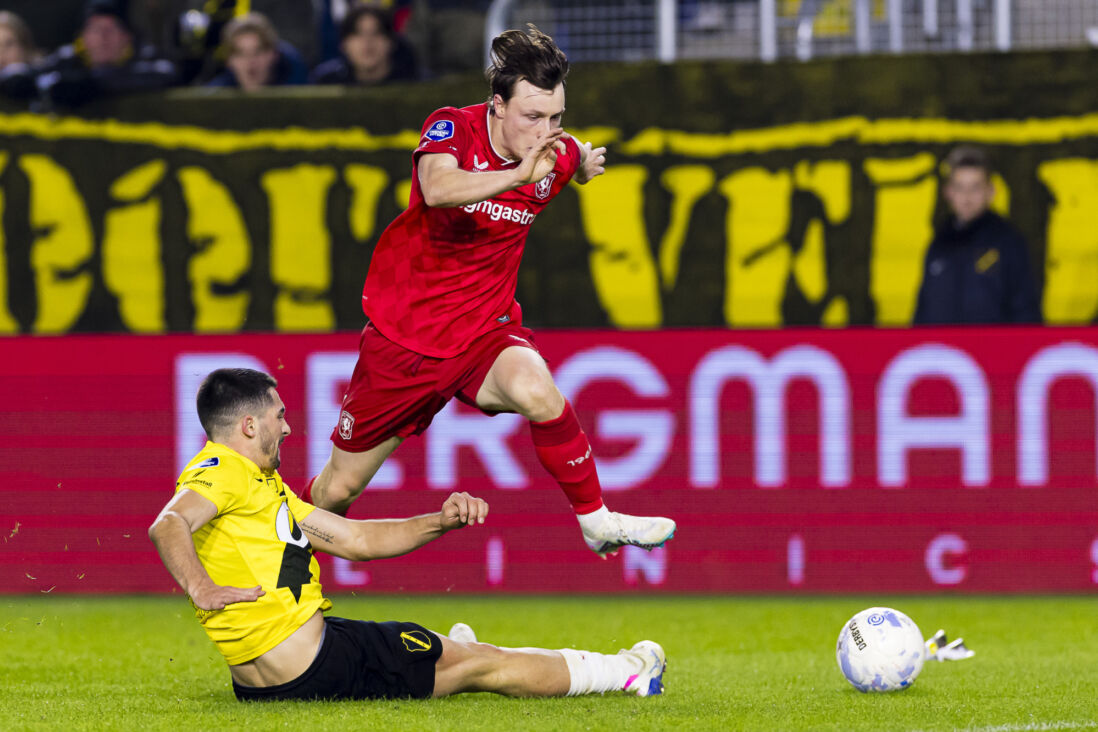 Sondre Orjasaeter passeert een NAC speler