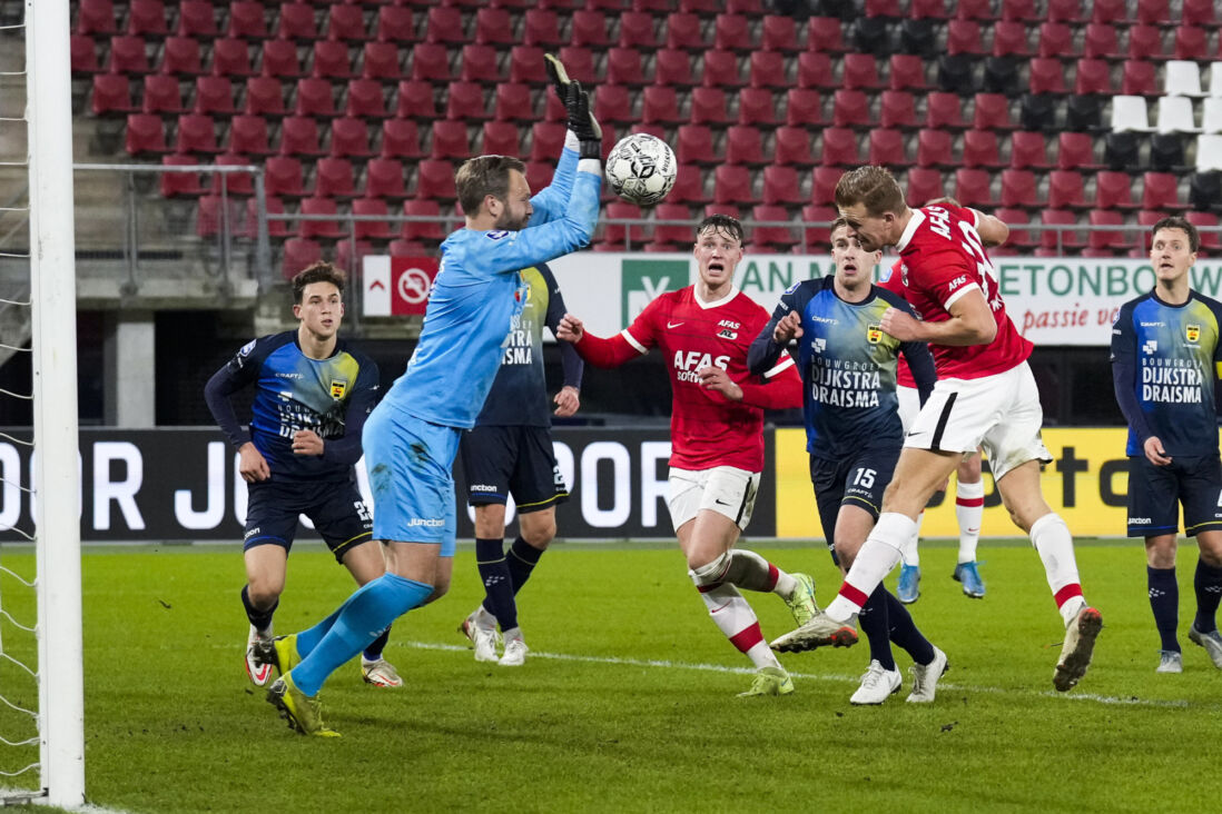 Sonny Stevens houdt de kopbal van Dani de Wit uit het doel