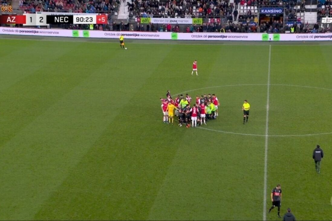 Bas Dost zakt in elkaar tijdens