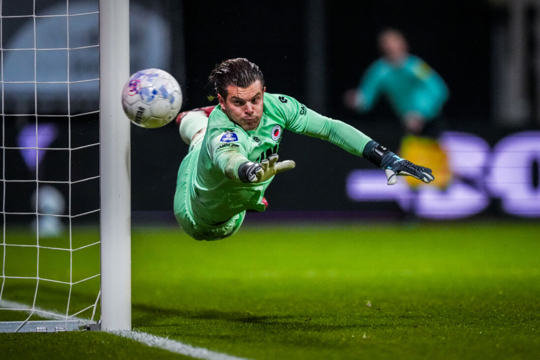 Stijn van Gassel tikt een bal uit de hoek