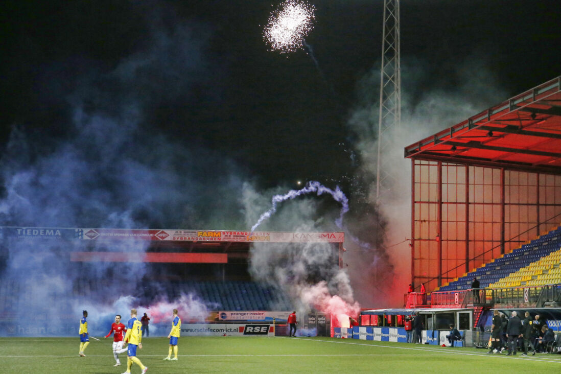 Supporters komen stadion binnen bij Cambuur