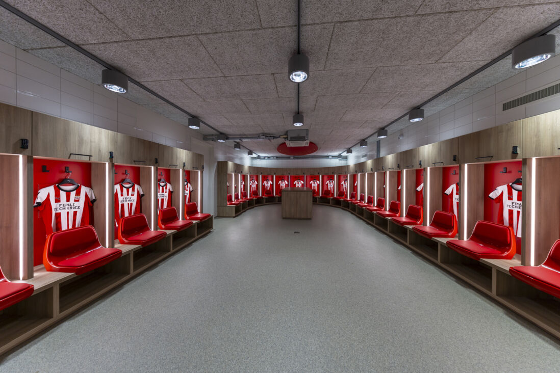 De kleedkamer van PSV Vrouwen in TenCate Stadion De Herdgang