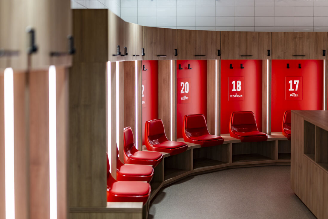 De kleedkamer van PSV Vrouwen in TenCate Stadion De Herdgang