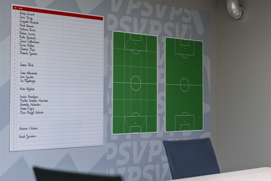 De trainerskamer van PSV Vrouwen in TenCate Stadion De Herdgang