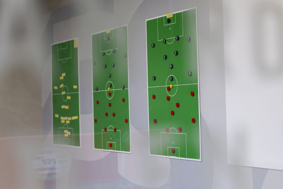 De trainerskamer van PSV Vrouwen in TenCate Stadion De Herdgang