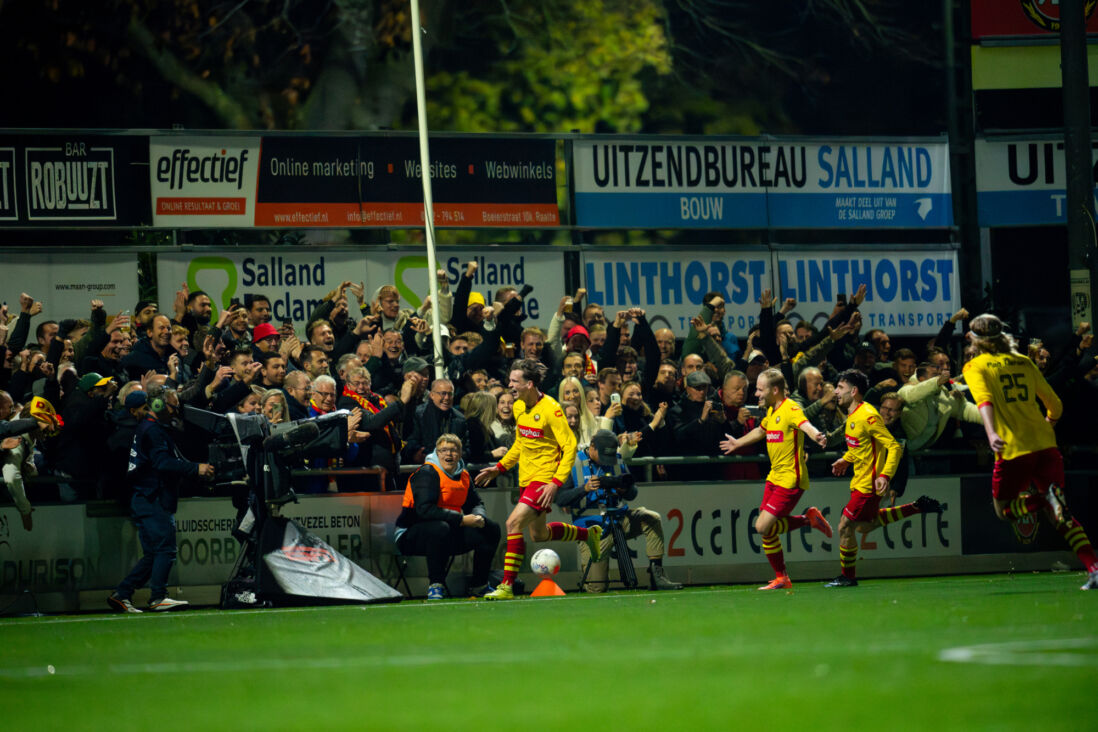 Thom Strijland rent naar Ebi Willemsen toe na zijn goal