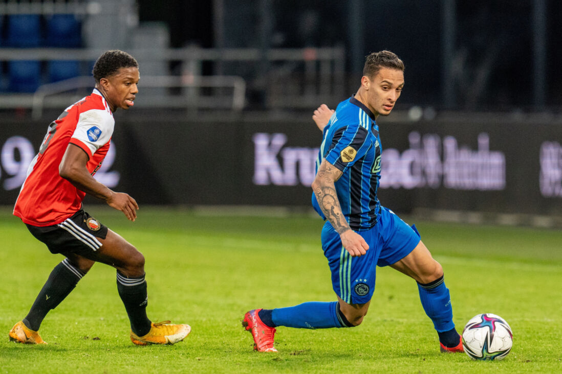 Tyrell Malacia zit Antony op de hielen