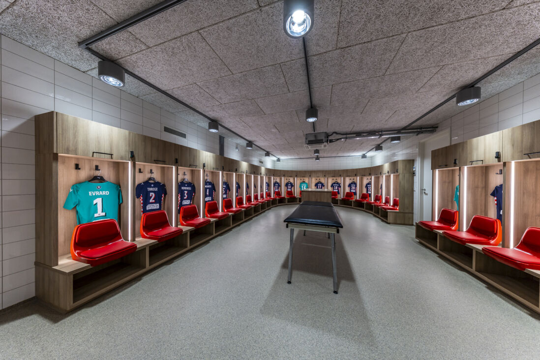 De kleedkamer van het uitteam in TenCate Stadion De Herdgang