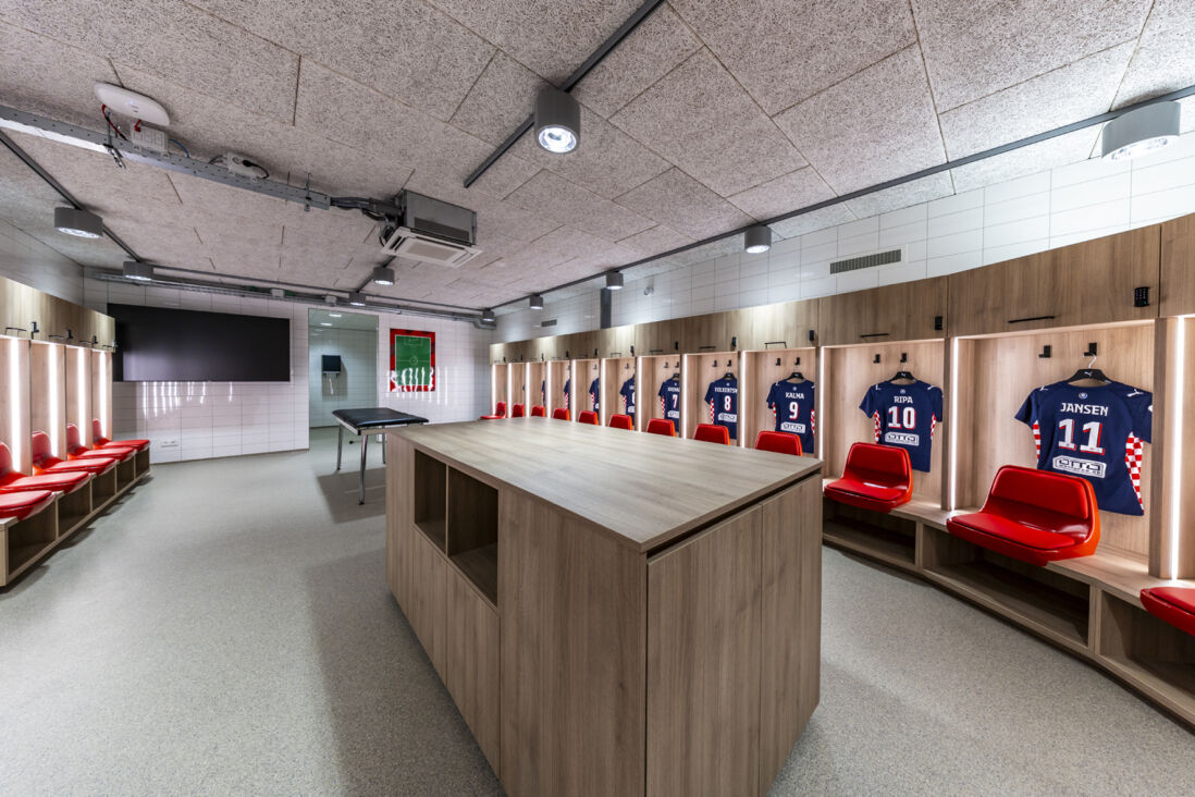 De kleedkamer van het uitteam in TenCate Stadion De Herdgang