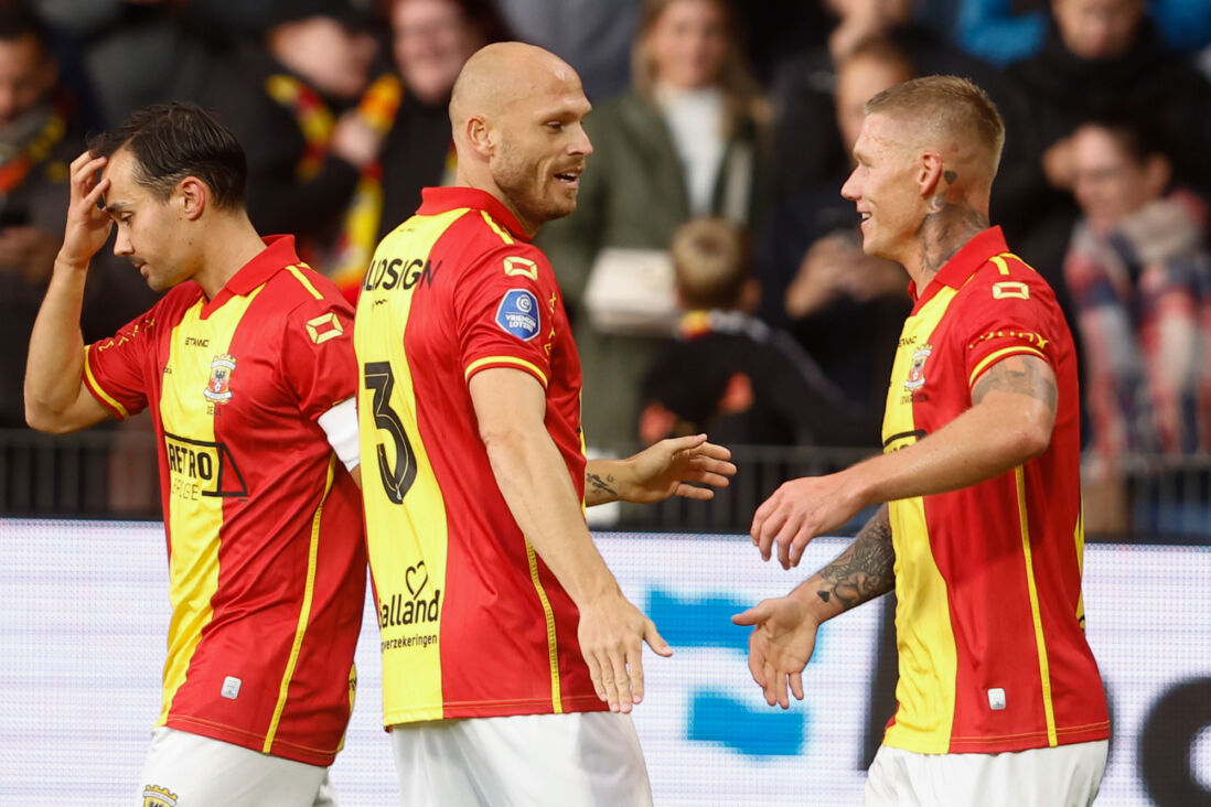 Victor Edvardsen viert een goal